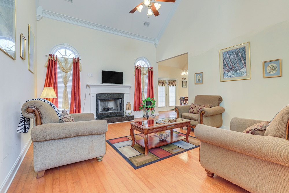 6 Mi to Southern Belle Farm: Home w/ Patio!