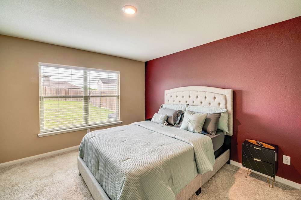 Patio & Fenced Yard: Peaceful Venus Retreat