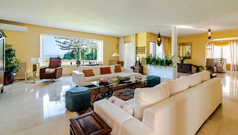 Amazing Beachfront Villa Heated Pool Marbella