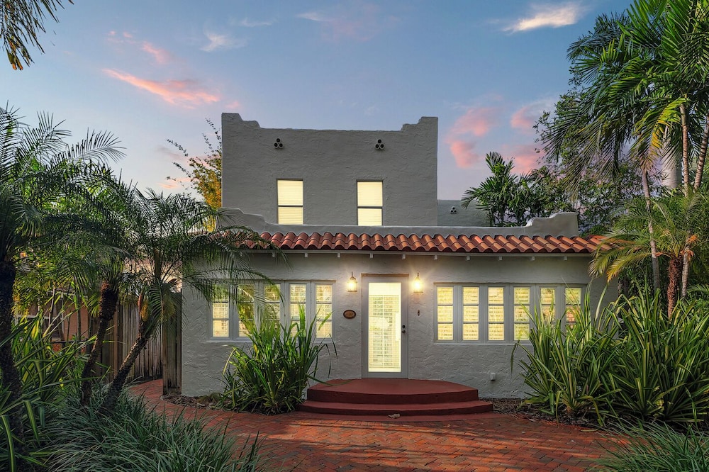 2 Mansions Pool Garden & BBQ Sleeps 22-8 BR