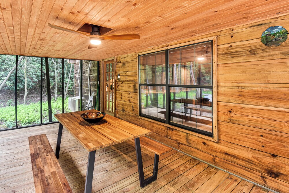 'the Cabin at Dukes Creek' w/ Fire Pit & Hot Tub!