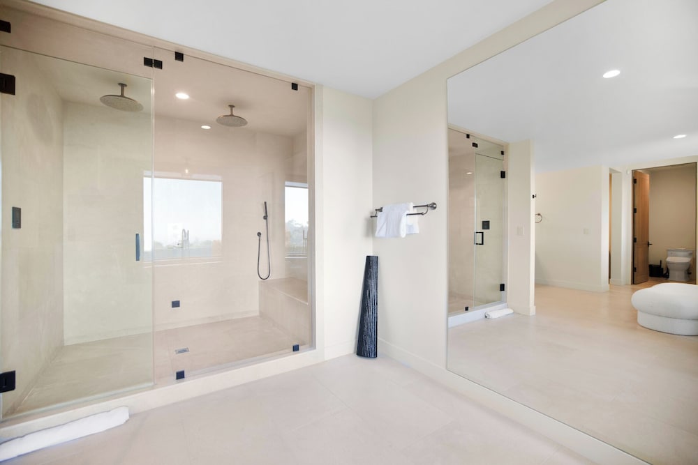 Villa Solea - Mulholland Retreat w/ Pool, Spa & Iconic LA Views