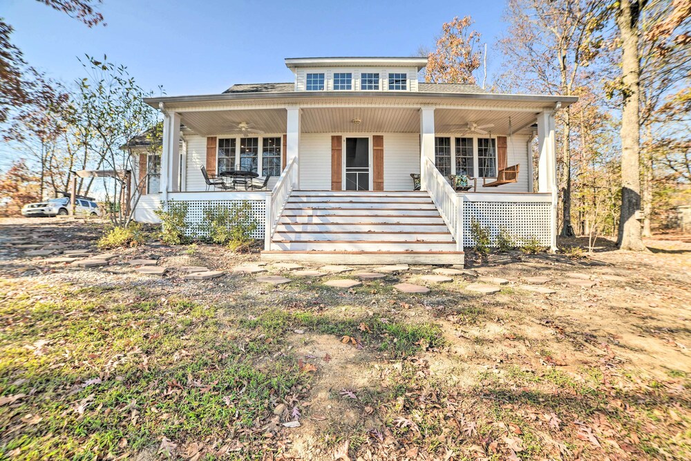 Country-chic Home w/ Fire Pit, Steps to Lake!