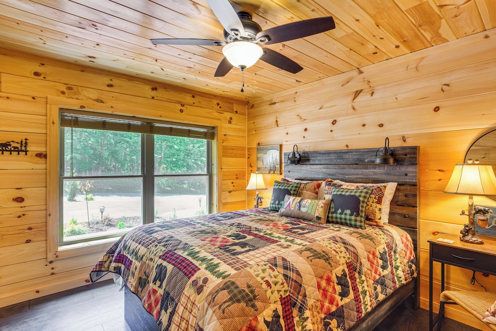 Lakefront Cabin in Elk Park w/ Hot Tub & Mtn Views