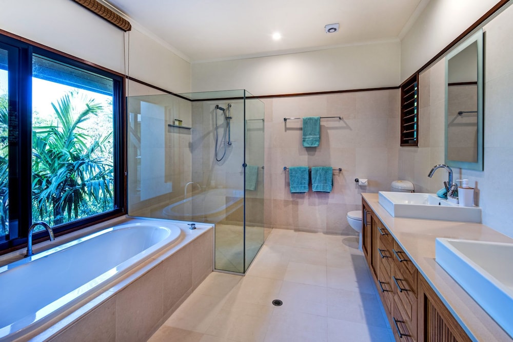 Iluka Luxury House With Ocean Views On Half Acre With Pool And Two Golf Buggies
