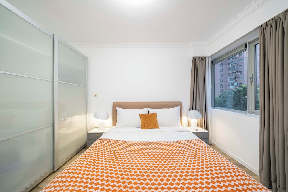 Tyms 4BR 2BA APT Riverside