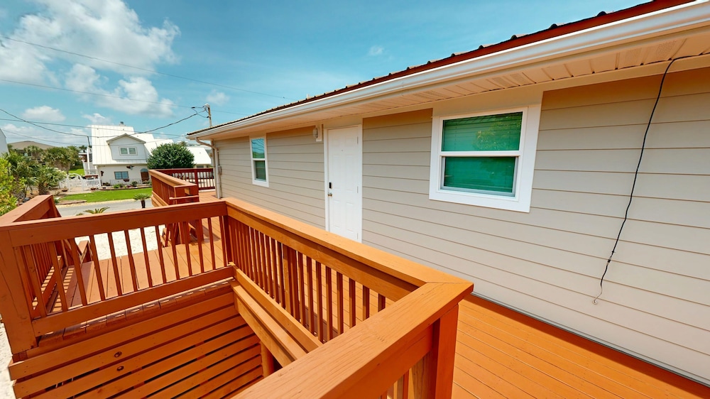 Canal Breeze Cottage 4 Bedroom Home