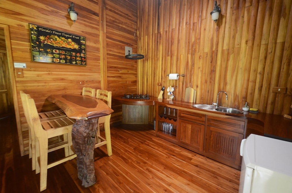 Macaw Lodge