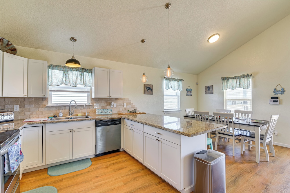 Walk to Beach: Gulf-view Home in Surfside Beach!
