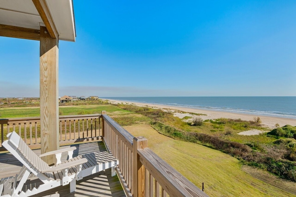 Deja Blue 5 Bedroom Home by RedAwning