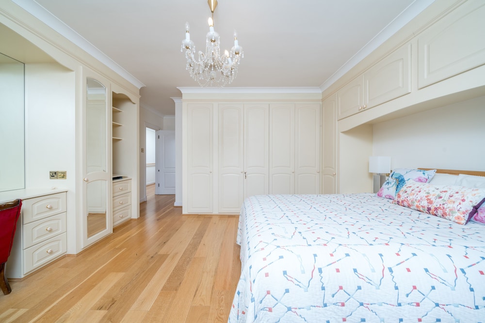 Delightful Vintage 2 Bedroom Apartment