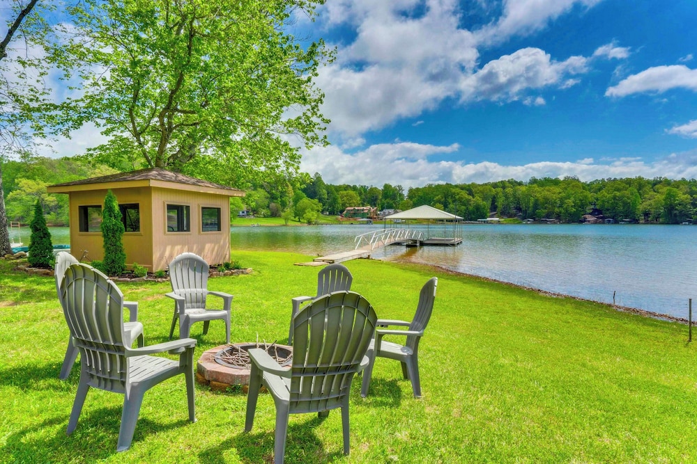 February Perks! Couples Getaway in Hayesville