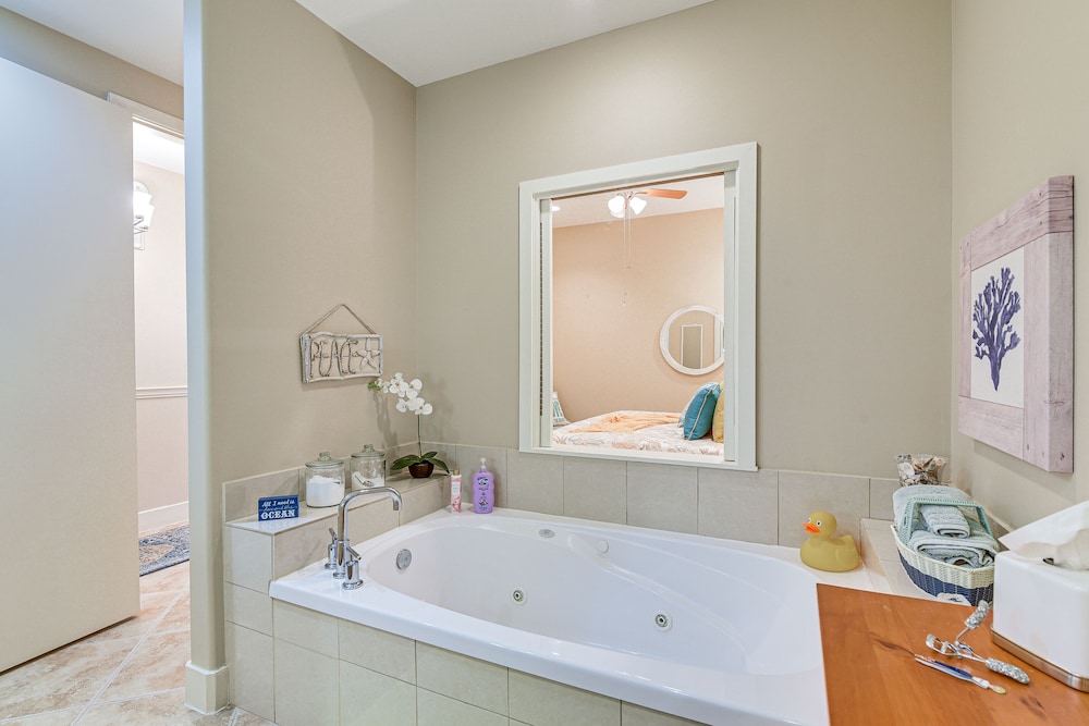 Beachfront Galveston Getaway w/ Gulf Views!