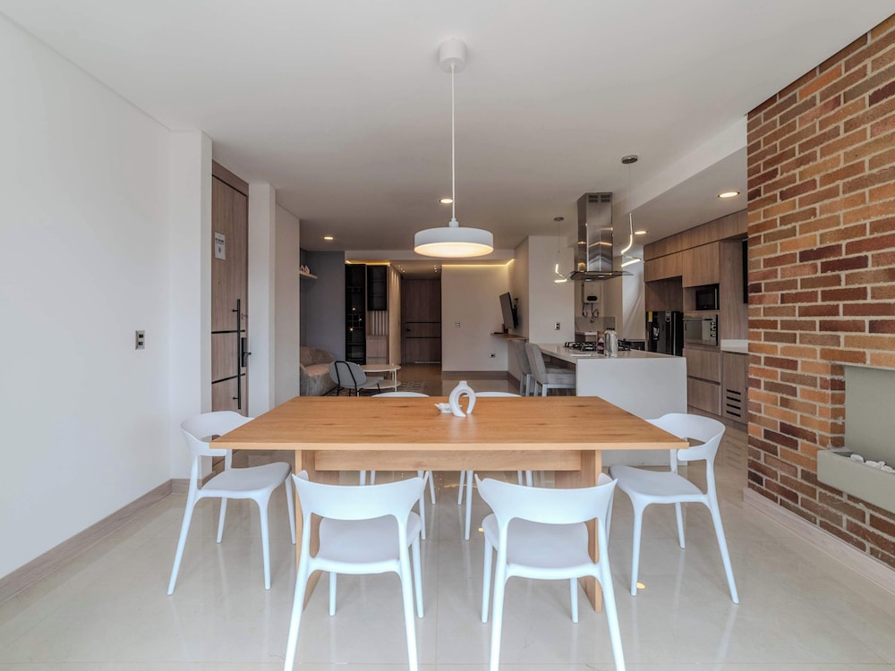 w Elegant 3BR w Outdoor Balcony