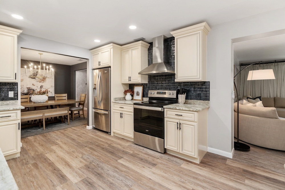 Designer Pet-friendly Retreat With Heated Pool 5 Bedroom Home