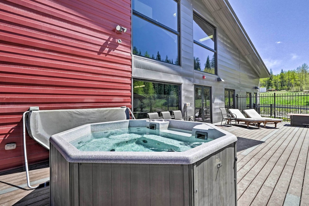 Pool & 3 Hot Tubs: Winter Park Condo on Bus Line