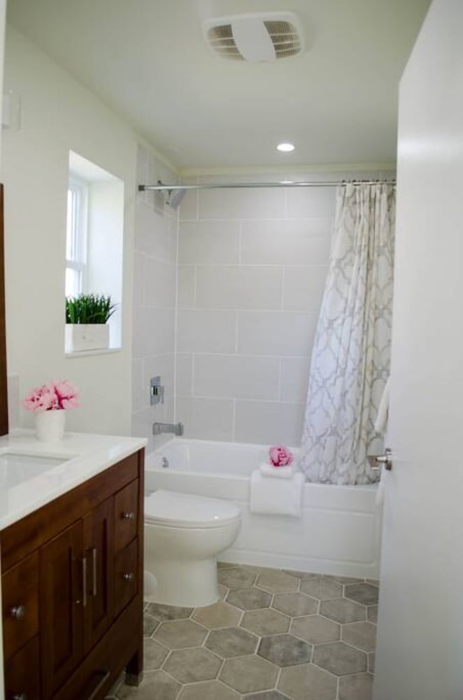 442 Furnished 2 Bdrm Coach House