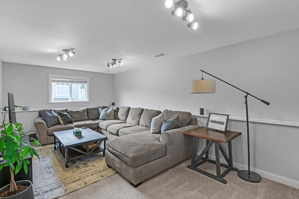 Modern Retreat With Private Pool & Yard 3 Bedroom Home