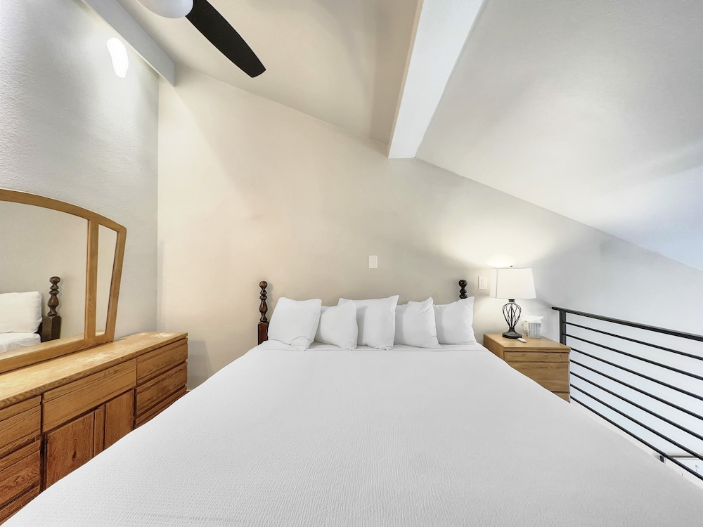 Studio with Prime Location in Heart of Center Village - CJ303 by Redawning view 3