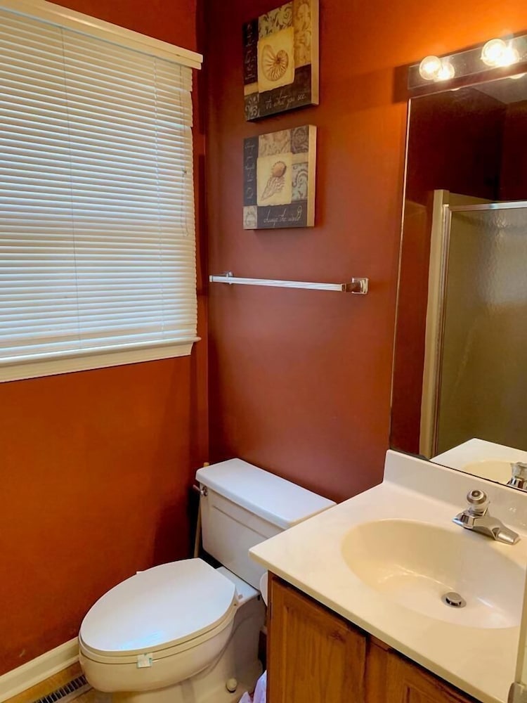 King Charles Avenue 404 #6