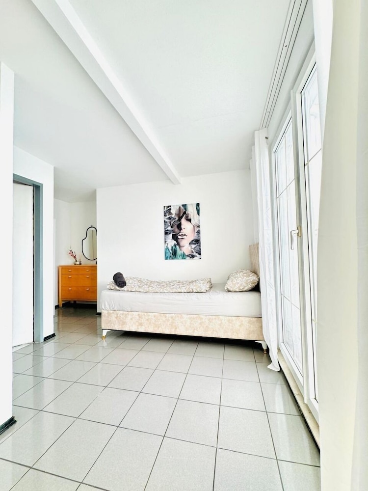 7 private Rooms in a spacious Villa