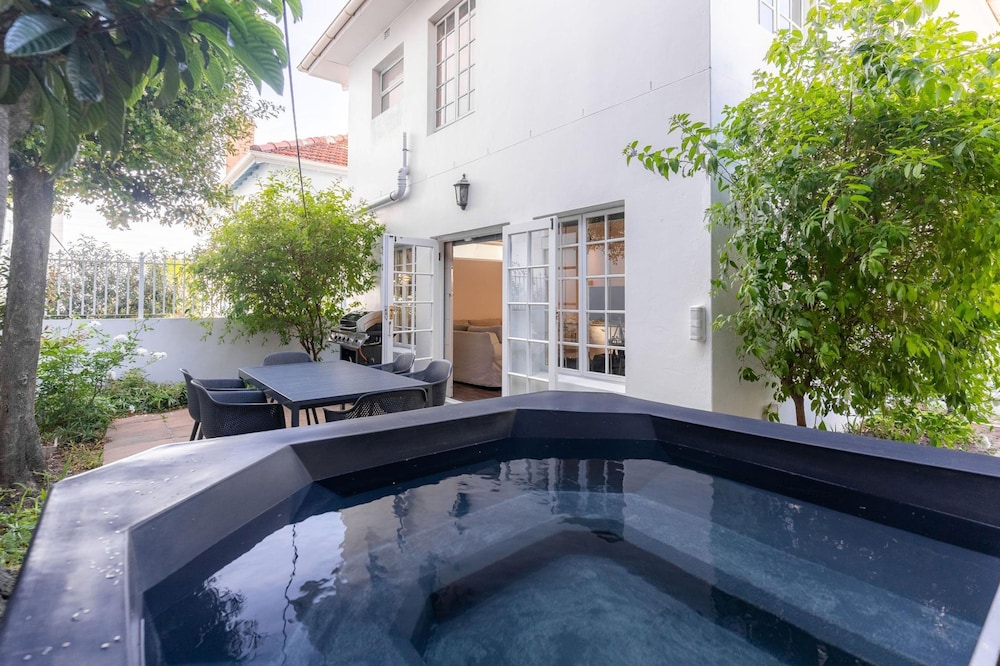 Cape Azure Oasis - Sea Point Retreat With hot tub