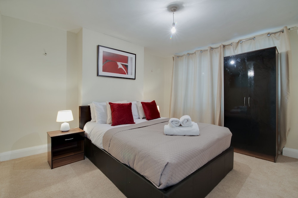 Newark House - 2 Bedroom Apartment view 2