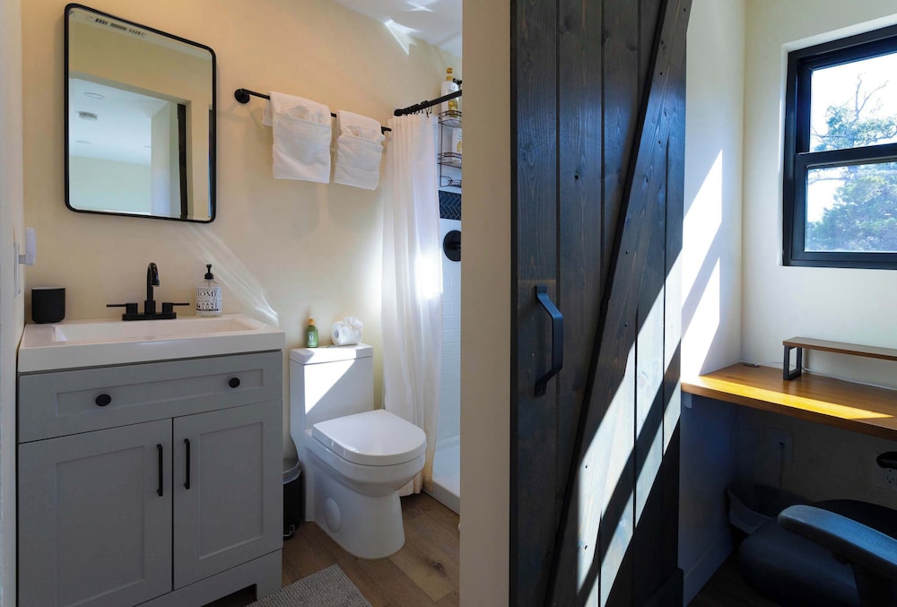 Creator Cabin, Contemporary Getaway With Sauna