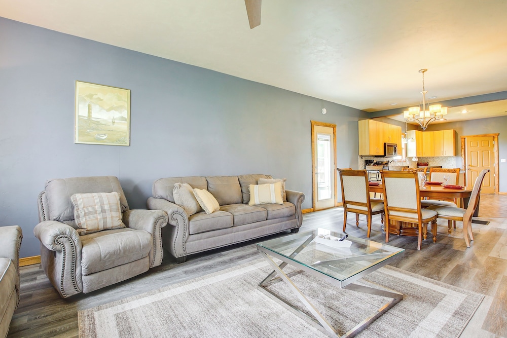 Algoma Retreat: Near Beach, Game Room, Yard