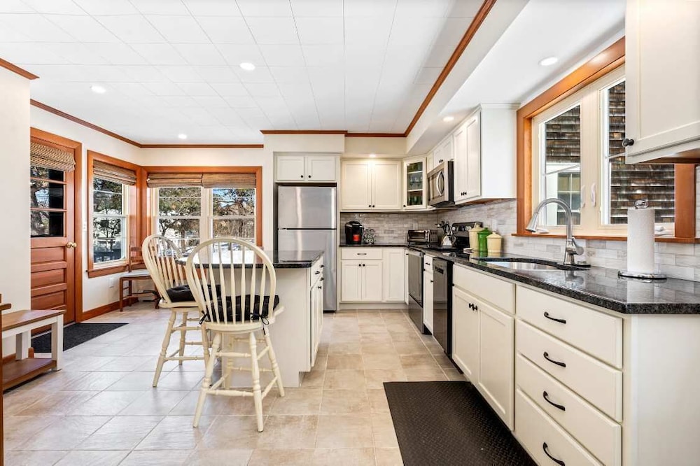 Bayview Beach Cottage For 4!