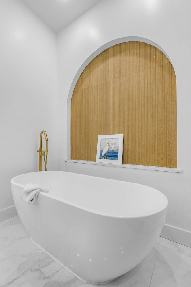 Beach Blessing- Pool Elevator Sleeps 16 SIX Bedrooms 6 Baths