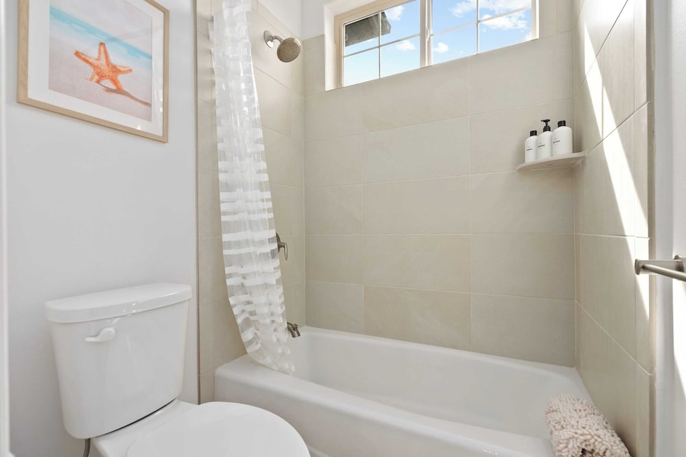 Sleeps 16, 2 Homes Ocean Views, Shared Pool + Gym, Near the Beach Avantstay