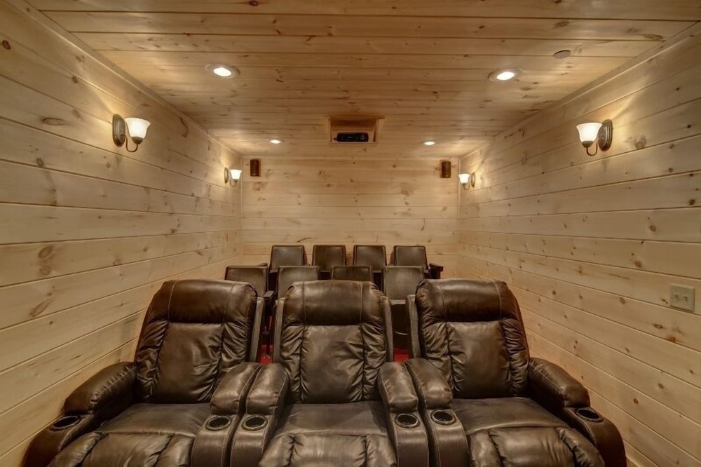 Bare Fu't Chateau - 4 Bedrooms, 4 Baths, Sleeps 14 Home by RedAwning