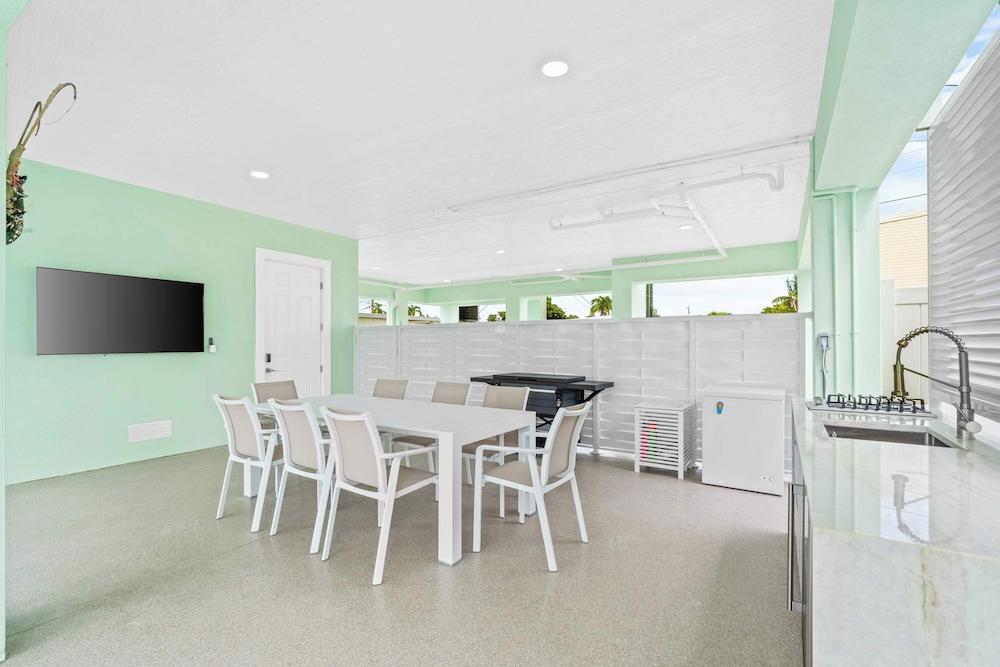 Aqua Verde Waterfront Lux Gem Dock Game Room