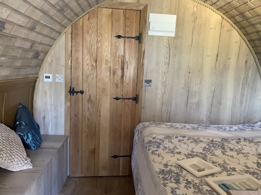 Cosy Escape Heated Luxury pod and hot tub view 5
