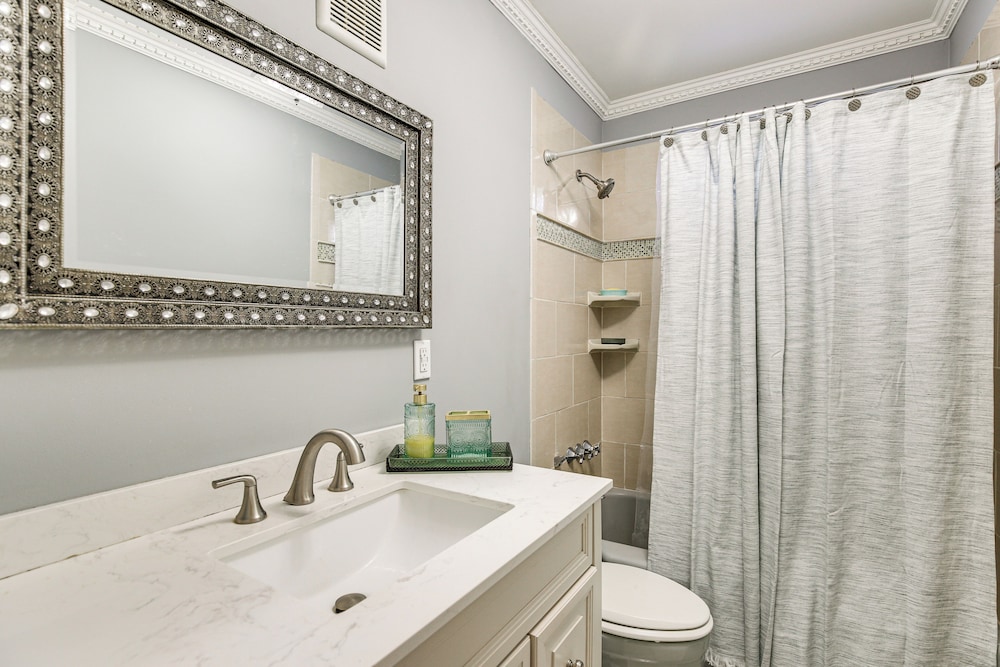 3 Mi to Downtown: Spacious White Plains Home