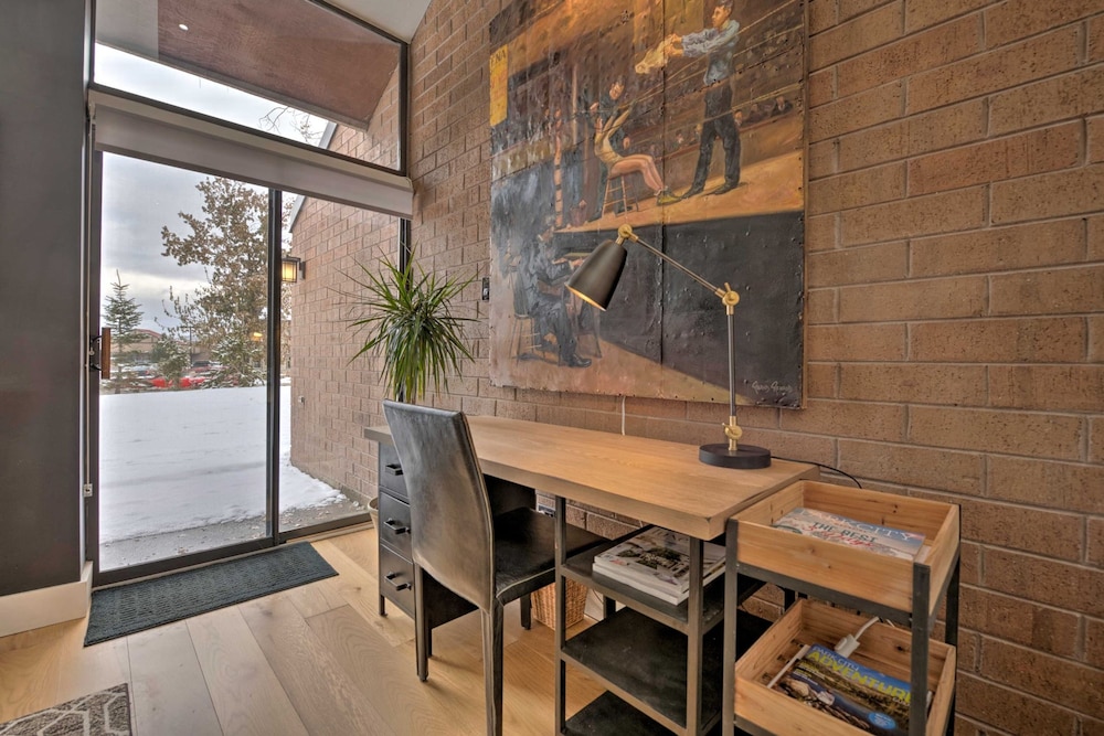 Parkside Loft by Avantstay Walk to Ski Lifts Town Pool Hot Tub Access