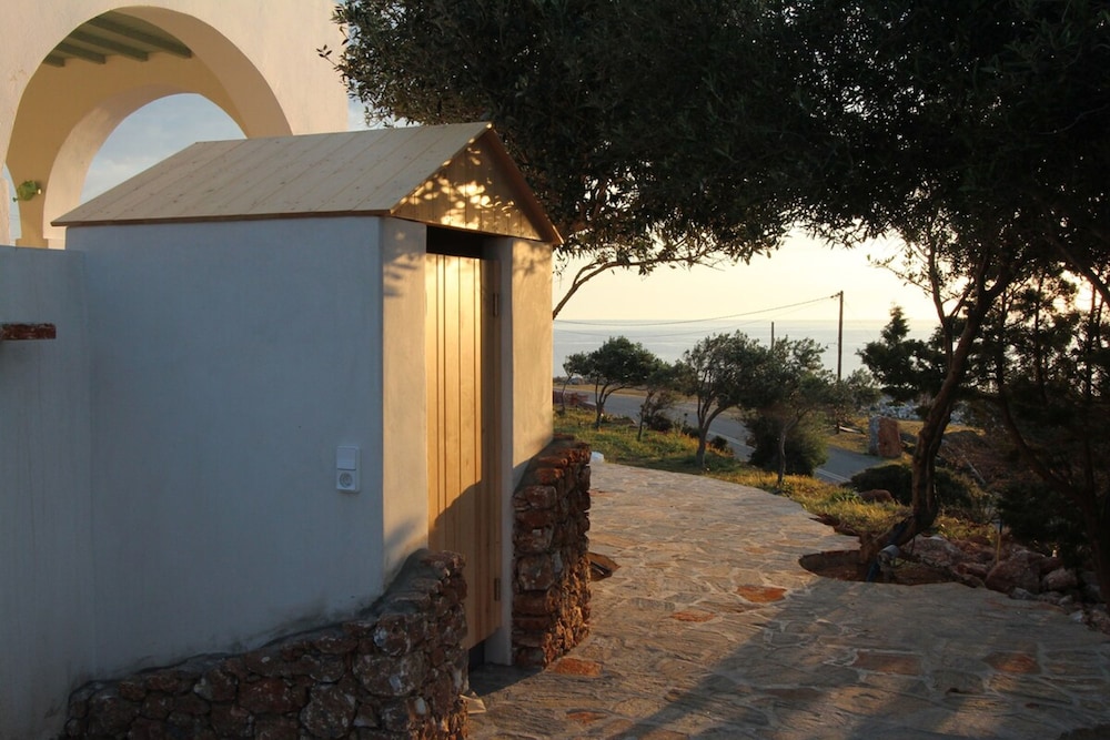 Villa Rouvis With Outdoor Hot Tub