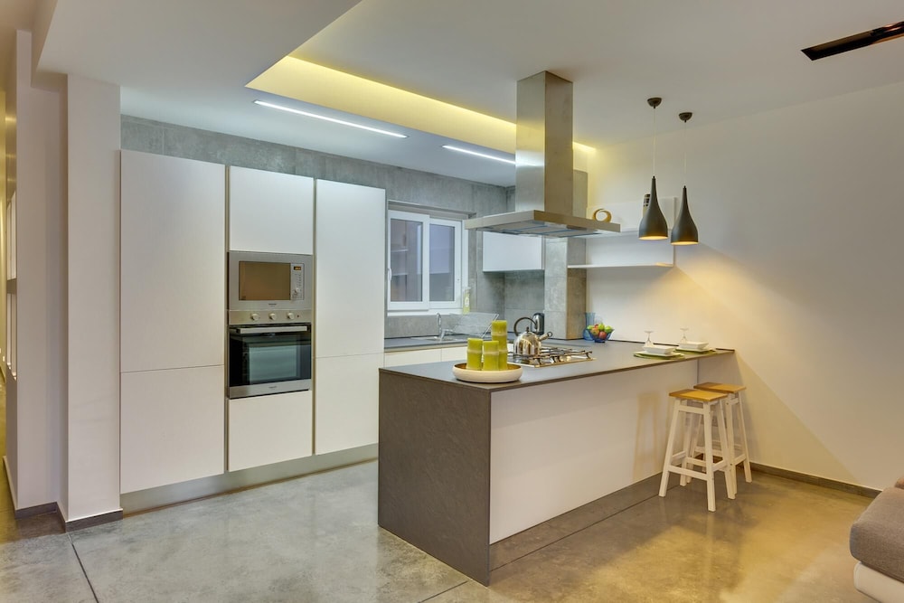 Luxury 3BR Apartment With Marina Views photo 4