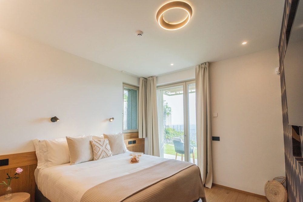 Pureview Luxury Suites, with breakfast & pool by Rent all Como