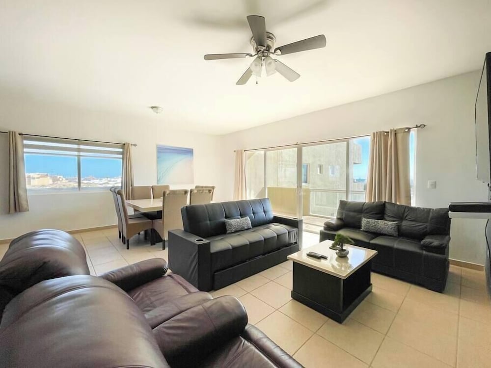 Cozy Condo With Beach Pool Access