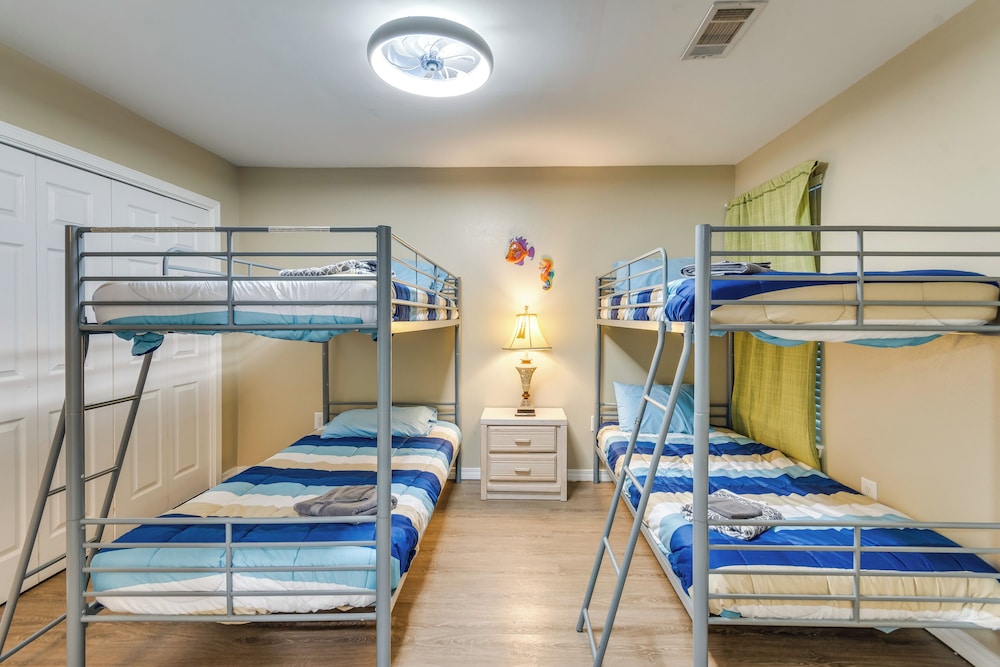 Walk to Beach: Condo in Pensacola w/ Pool Access
