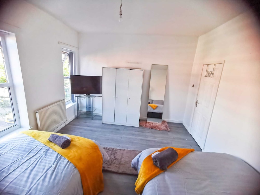 Charming 4-bed House in Manchester view 4