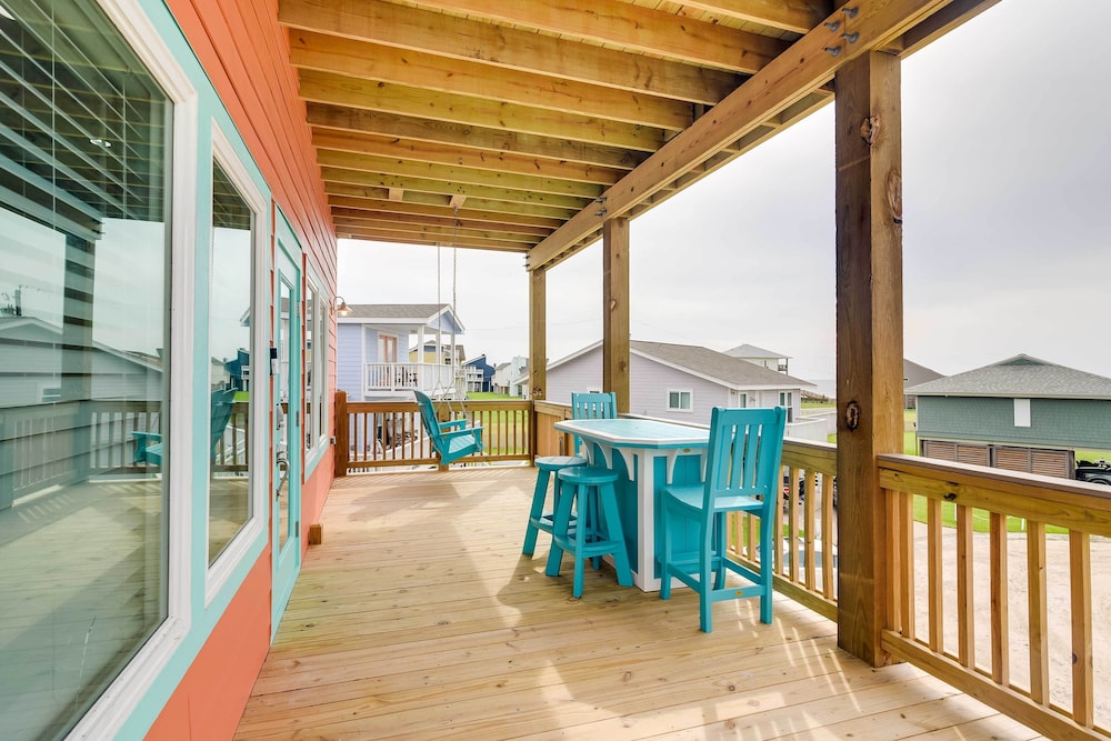 Steps to Coast: Gorgeous Beach House in Galveston