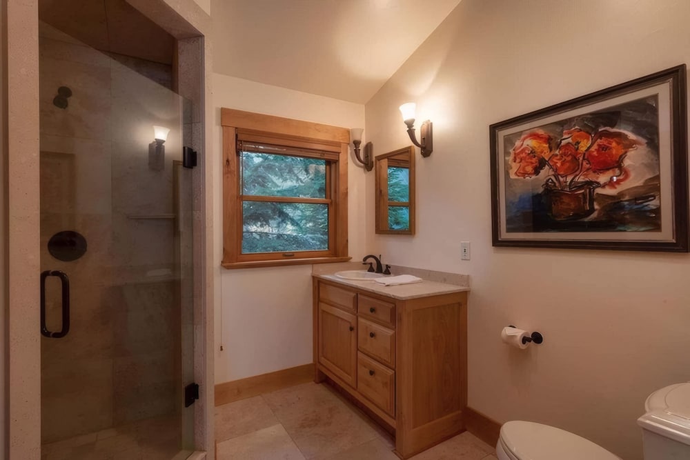 Donner Ridge by Avantstay Minutes to Skiing Deck Ping Pong Pool Table