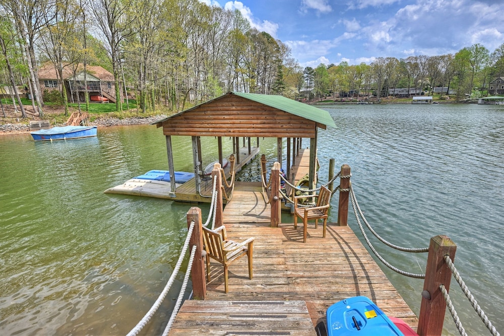 Lakeside Lodge by Avantstay Hot Tub Dock