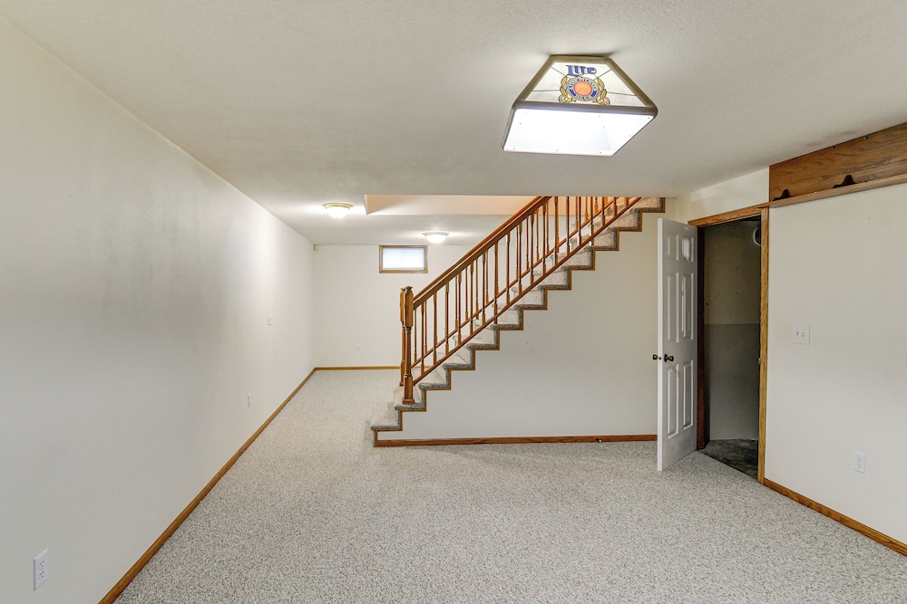 Des Moines Suburb Stay w/ Spacious Layout & Deck!