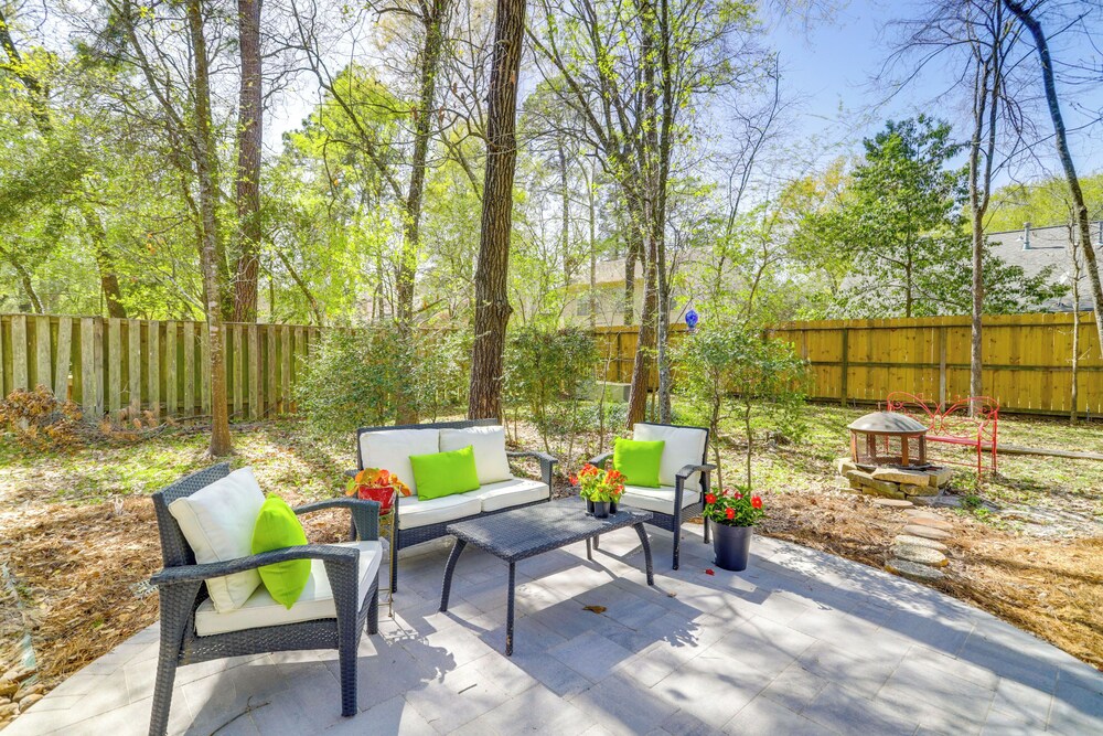 Hot Tub, Fire Pit: Retreat in The Woodlands!