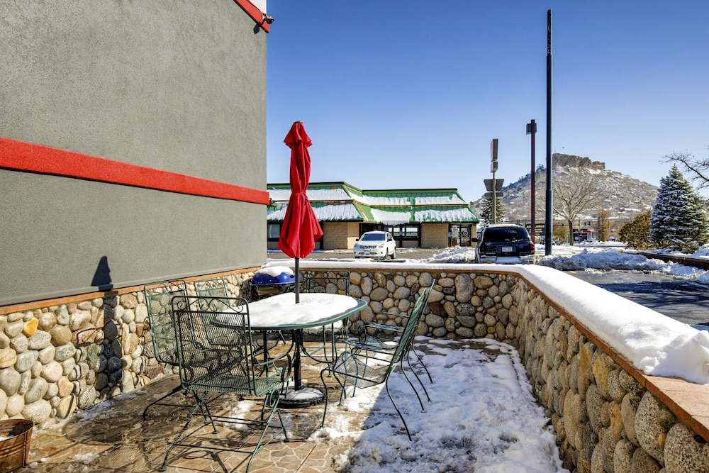 Castle Rock Vacations - OYO Hotel Castle Rock CO Downtown - Property Image 7