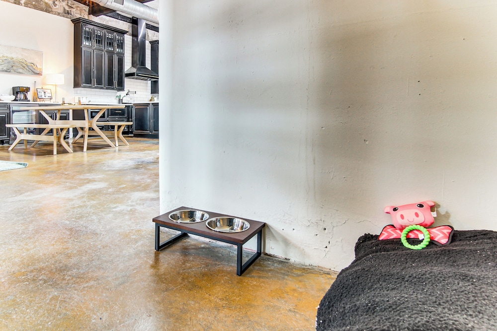 Modern Dtwn Condo w/ Balcony in Hendersonville
